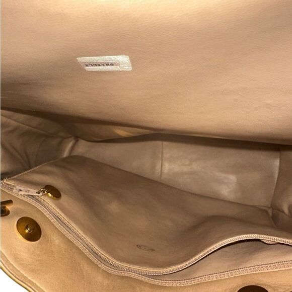 Chanel Chic Two-Tone Designer Tote Bag - Picture 5 of 15